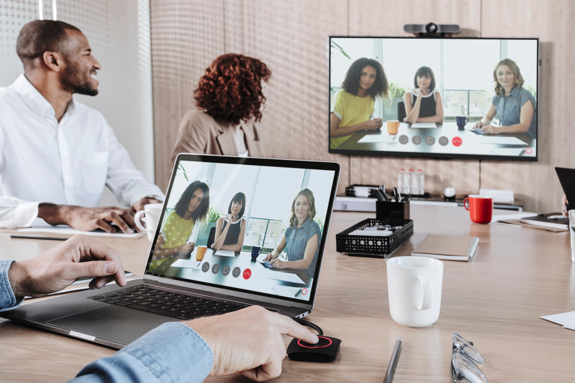 Sala de reunião com videoconferência ativa — setup Alfagates